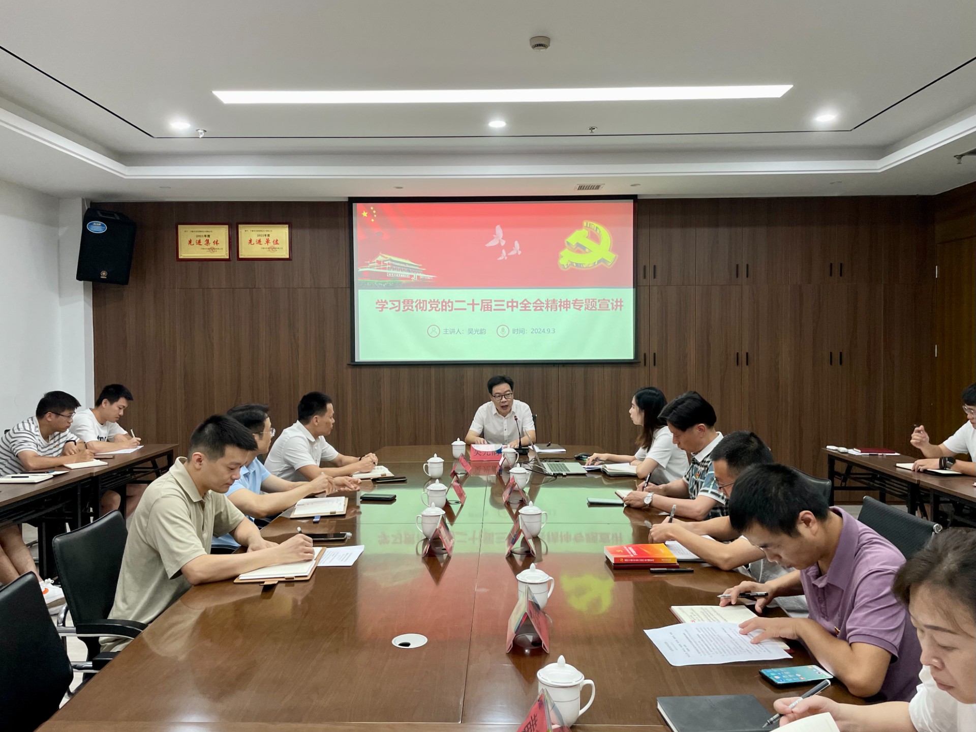 市交投集團領導深入市交投物流集團市交投勘察設計公司開展聯(lián)系點工作，葉嵐清拍攝1.jpg