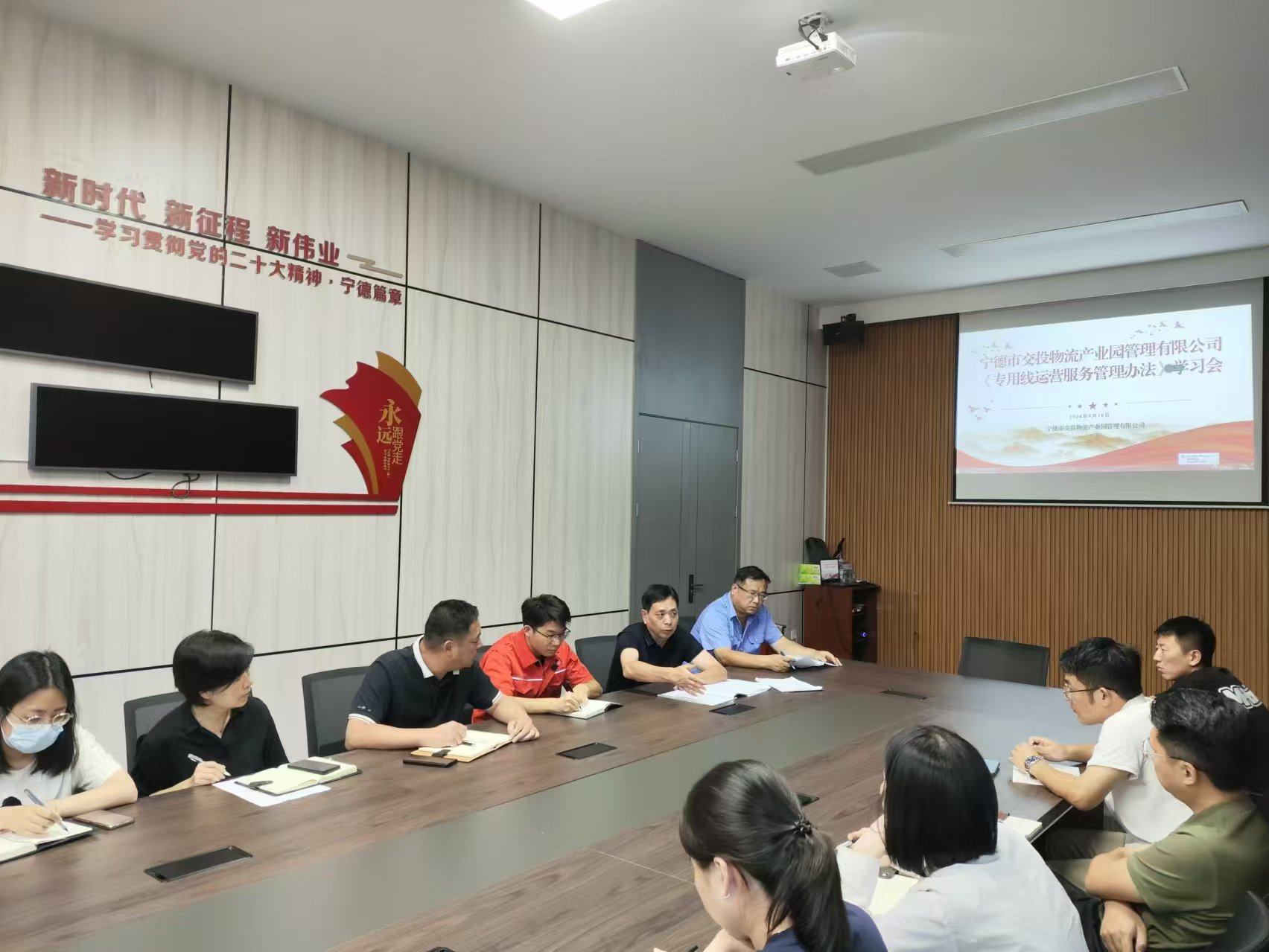 福州鐵路物流中心寧德鐵路物流營業(yè)部領(lǐng)導(dǎo)深入寧德陸港開展愛車宣傳活動，張長明拍攝.jpg
